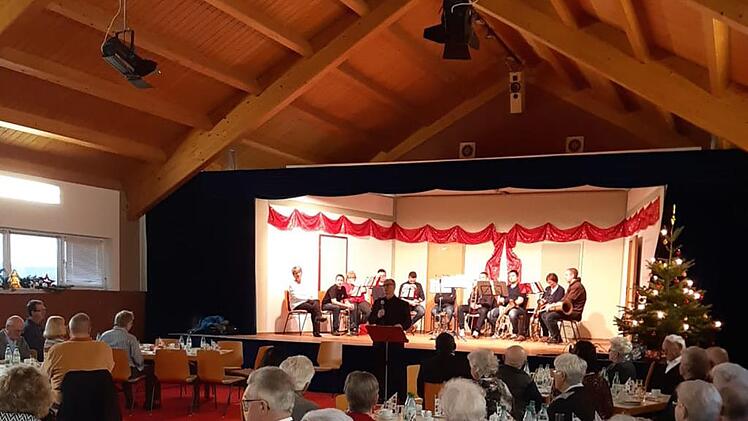 In gem&uuml;tlicher Runde kamen die Z&uuml;ntersbacher B&uuml;rger zur B&uuml;rgerfeier zusammen. Foto: Marion Erb