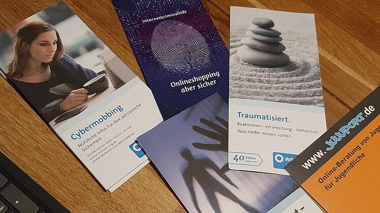 Zahlreiche Broschüren beschäftigen sich mit dem Thema. Fotos: Corinna Tübel