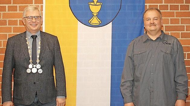 B&uuml;rgermeister Max Zeulner vereidigte den nachger&uuml;ckten Gemeinderat Konrad Neder (rechts).  Foto: Werner Hauber