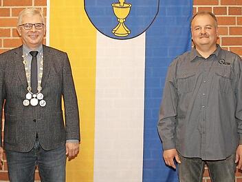 Bürgermeister Max Zeulner vereidigte den nachgerückten Gemeinderat Konrad Neder (rechts).  Foto: Werner Hauber