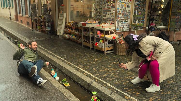 James legt sich für die "Macht ein Foto für Instagram"-Challenge ins Zeug - beziehungsweise auf die verregnete Straße.