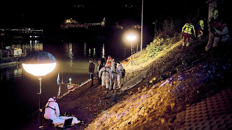 Sebastian Bootz (Felix Klare) und Thorsten Lannert (Richy M&uuml;ller) stehen am Neckarufer. Im Waser wurde ein Wagen mit einem toten Kind geborgen.