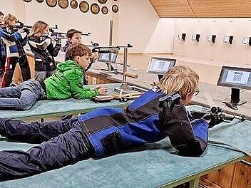 Die Sch&uuml;tzenjugend an den elektronischen Schie&szlig;st&auml;nden.