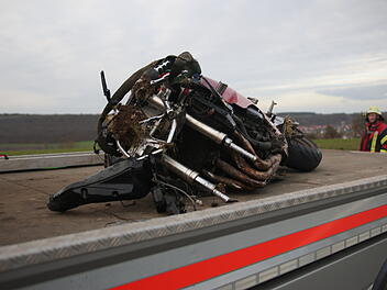 Kreis Ansbach: Motorradfahrer bei Sturz in Acker geschleudert