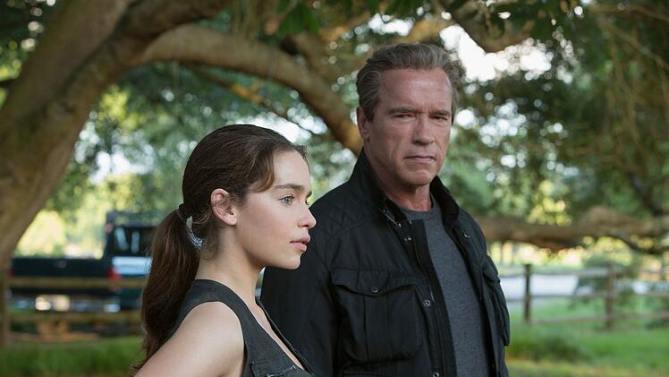Sarah (Emilia Clarke) nennt den Terminator liebevoll "Paps" (Arnold Schwarzenegger). Er hat sie zeitlebens besch&uuml;tzt.