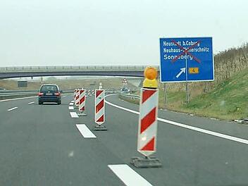 Noch bis Samstagabend müssen Verkehrsteilnehmer eine "Ehrenrunde" drehen, wenn sie von Coburg oder Suhl kommend auf die Rödentaler Umgehung in Richtung Neustadt abfahren wollen. Fotos: Rainer Lutz