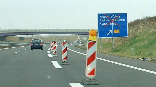 Noch bis Samstagabend müssen Verkehrsteilnehmer eine "Ehrenrunde" drehen, wenn sie von Coburg oder Suhl kommend auf die Rödentaler Umgehung in Richtung Neustadt abfahren wollen. Fotos: Rainer Lutz