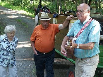 Gut gelaunt, mit geselligen Weggefährten (wie hier Inge Geiß und Arno Stammberger) an der Seite und die Gitarre in der Hand - wenn Karl Zeitler mit der Kutsche im Coburger Land unterwegs war, war er ein glücklicher Mensch. In der Nacht auf Mittwoch ist der Coburger Alt-Landrat unerwartet im Alter von 69 Jahren gestorben.