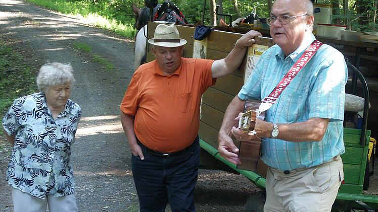 Gut gelaunt, mit geselligen Weggefährten (wie hier Inge Geiß und Arno Stammberger) an der Seite und die Gitarre in der Hand - wenn Karl Zeitler mit der Kutsche im Coburger Land unterwegs war, war er ein glücklicher Mensch. In der Nacht auf Mittwoch ist der Coburger Alt-Landrat unerwartet im Alter von 69 Jahren gestorben.