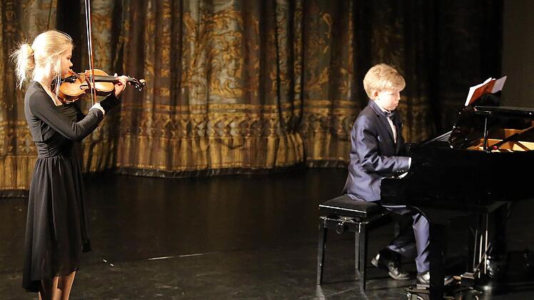 Marie Koonert (Violine) und Marcel Rupppel (Klavier)Foto: Timo Geldner