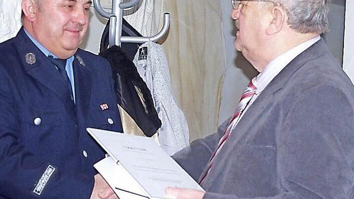 Stellvertretender Landrat Bernd Steger (rechts) überreichte Georg Bayer das staatliche Ehrenzeichen in Gold. Foto: Heike Schülein