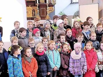 Mit einem gemeinsamen Sing- und Bühnenspiel stellten die Schauspielgruppe und die Schulklassen bei der Veranstaltung in der Sander Kirche dar, wie der Weihnachtsstern nach Bethlehem kam.  Foto: Alfons Beuerlein