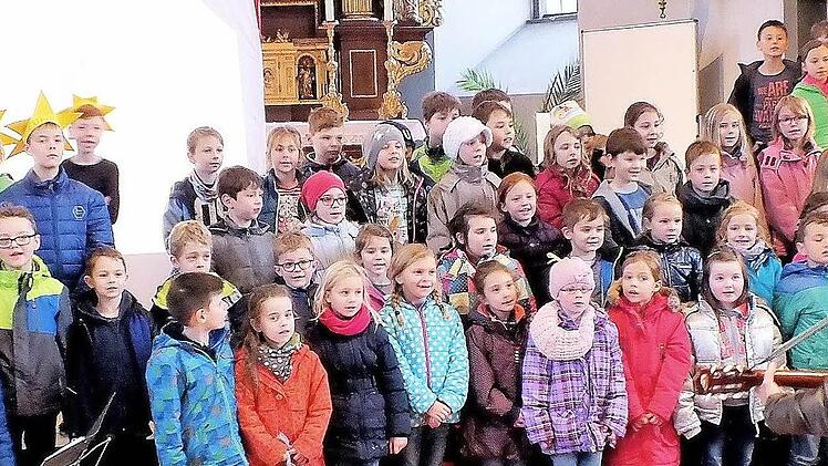 Mit einem gemeinsamen Sing- und Bühnenspiel stellten die Schauspielgruppe und die Schulklassen bei der Veranstaltung in der Sander Kirche dar, wie der Weihnachtsstern nach Bethlehem kam.  Foto: Alfons Beuerlein