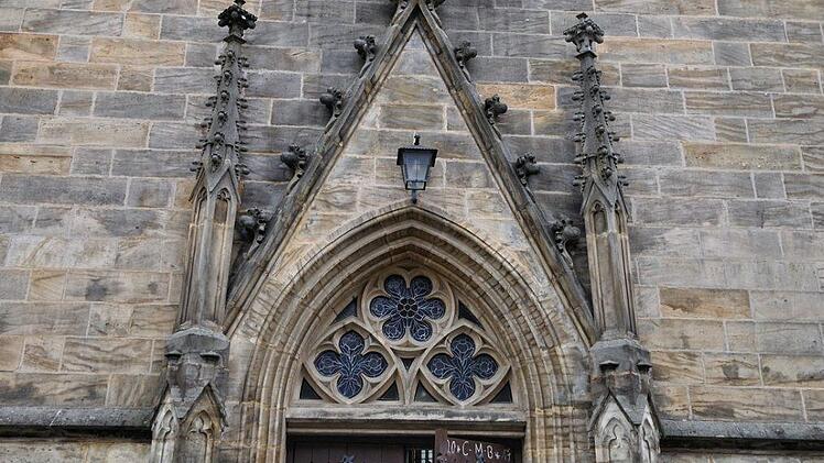 Der prachtvolle Eingang der Stadtpfarrkirche Sankt Martin.