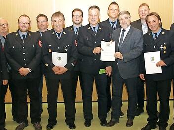 Die ausgezeichneten Wehrmänner der Freiwilligen Feuerwehr Neuses am Brand zusammen mit Kreisbrandrat Manfred Lorenz, Kreisbrandmeister Jochen Mann und der Feuerwehrführung.  Foto: Michael Stelzner