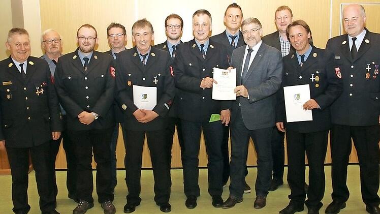 Die ausgezeichneten Wehrmänner der Freiwilligen Feuerwehr Neuses am Brand zusammen mit Kreisbrandrat Manfred Lorenz, Kreisbrandmeister Jochen Mann und der Feuerwehrführung.  Foto: Michael Stelzner