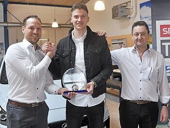 Eingerahmt von "sporttotal.tv"-Manager Uwe Müller (li.) und Autohaus-Chef Bernhard Wolf erhält Steffen Müller die gläserne Trophäe für den "Amator" des Monats.  Foto: Leo Hühnlein