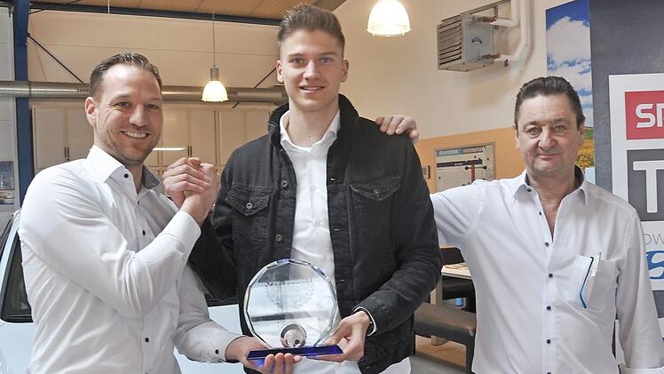 Eingerahmt von "sporttotal.tv"-Manager Uwe Müller (li.) und Autohaus-Chef Bernhard Wolf erhält Steffen Müller die gläserne Trophäe für den "Amator" des Monats.  Foto: Leo Hühnlein