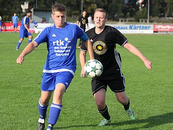 Der Thüngfelder Daniel Bickel (rechts) steuerte vier Vorlagen und zwei eigene Treffer zum 7:1-Sieg über Weingartsgreuth mit Kapitän Lukas Geyer bei. Foto: Hendrik Kowalsky