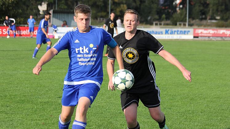 Der Thüngfelder Daniel Bickel (rechts) steuerte vier Vorlagen und zwei eigene Treffer zum 7:1-Sieg über Weingartsgreuth mit Kapitän Lukas Geyer bei. Foto: Hendrik Kowalsky