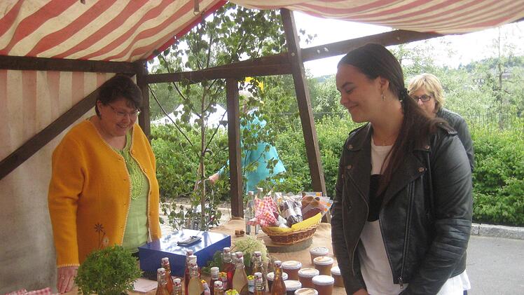 Die breit gef&auml;cherten Verkaufsst&auml;nde aus heimischer Wirtschaft  lie&szlig;en keine W&uuml;nsche offen.Paul Hader