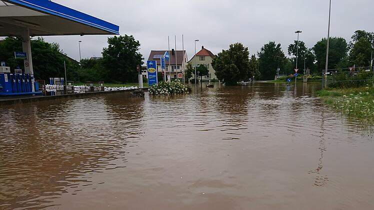 Land unter an der Aisch in Höchstadt: Ein Polizist rettete am Samstag eine Frau vor dem Ertrinken. Ihr Handy-Navi hatte sie mitten ins Überschwemmungsgebiet geführt.