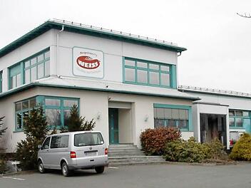 Die Metzgerei Weiß ist zahlungsunfähig. Die Zukunft der 38 Mitarbeiter, die im Produktionsgebäude in der E.-C.-Baumann-Straße beschäftigt sind, ist derzeit ungewiss.  Foto: Anna Lienhardt