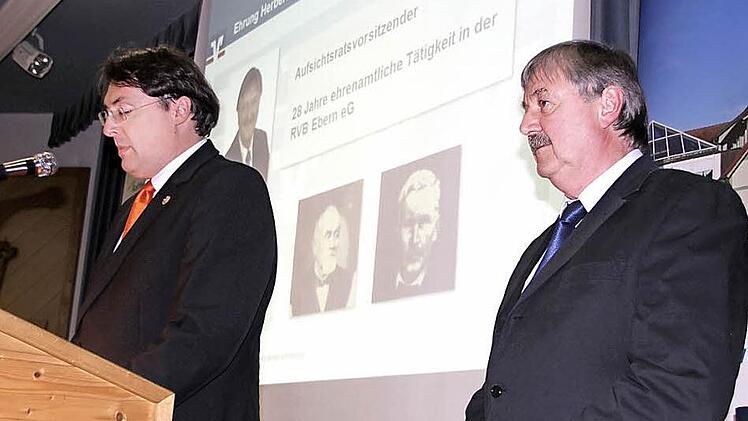 Aufsichtsratsvorsitzender Herbert Stang (rechts) wurde vom Vorstandssprecher Christian Senff verabschiedet. Stangs Fazit: "Wir haben das beste Ergebnis seit Jahren. Unserer Bank geht es gut und sie ist gesund", verkündete der Apotheker. Fotos: Ralf Kestel