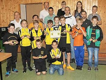 Die Sportler des Jahres Andreas Wedel und Irene Kleiber (2. Reihe von links) und die Vereinsmeister  Foto: Michael Stelzner