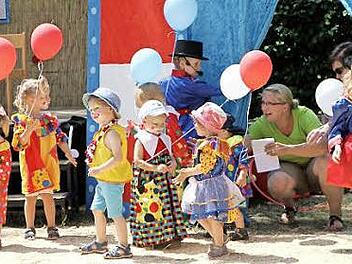 Viel Beifall erhielten die kleinen Clowns.  Foto: Günther Geiling