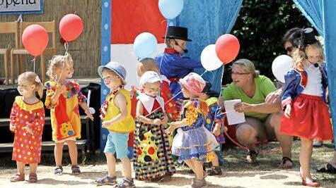 Viel Beifall erhielten die kleinen Clowns.  Foto: Günther Geiling