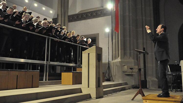 Fast 60 Kehlen zählt die Kantorei der Bad Kissinger Herz-Jesu-Stadtpfarrkiche unter der musikalischen Leitung von Stadtkantor Burkhard Ascherl. Foto: Peter Klopf