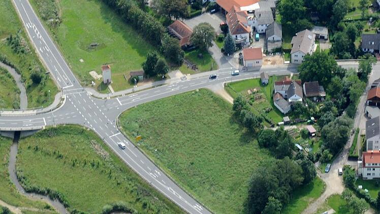 Um diese freie Fläche im rechten Bildbereich geht es: Dort plant die Massak-Janka GbR eine Tankstelle. Vor allem die Anwohner der Bahnhofstraße, die in den Ort verläuft, wehren sich dagegen. Sie sammelten vor Weihnachten 1799 Unterschriften gegen das Projekt.  Foto: Ronald Rinklef/Archiv