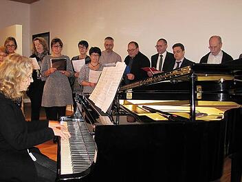Der Projektchor des Dekanats Coburg gestaltete unter der Leitung von Dekanatskirchenmusikerin Gabriele Hirsch (am Piano) den Neujahrsempfang in der Kirchengemeinde St. Augustin musikalisch aus.  Fotos: Martin Koch