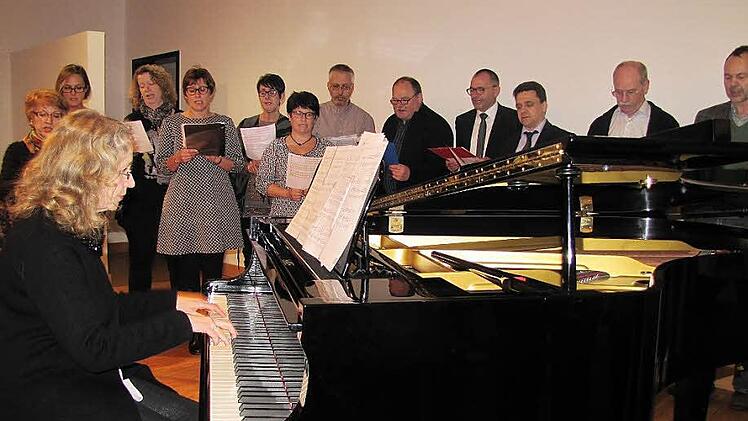 Der Projektchor des Dekanats Coburg gestaltete unter der Leitung von Dekanatskirchenmusikerin Gabriele Hirsch (am Piano) den Neujahrsempfang in der Kirchengemeinde St. Augustin musikalisch aus.  Fotos: Martin Koch