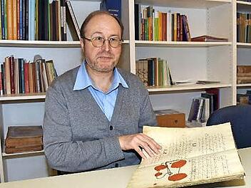 Für die Benutzung des Stadtarchivs werden künftig Gebühren fällig. Unser Bild zeigt den Stadtarchivar Thomas Schindler im Leseraum im Rathaus in Haßfurt mit der "Oberhöhrieter Dorffs-Ordnung" von 1745.