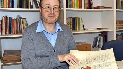 Für die Benutzung des Stadtarchivs werden künftig Gebühren fällig. Unser Bild zeigt den Stadtarchivar Thomas Schindler im Leseraum im Rathaus in Haßfurt mit der "Oberhöhrieter Dorffs-Ordnung" von 1745.