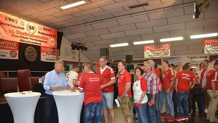 Während der Autogrammstunde gab es immer wieder kleine Dialoge zwischen Fans und Klaus Augenthaler und signiert wurde auf alles was die Fans wollten. Foto: K. H. Hofmann