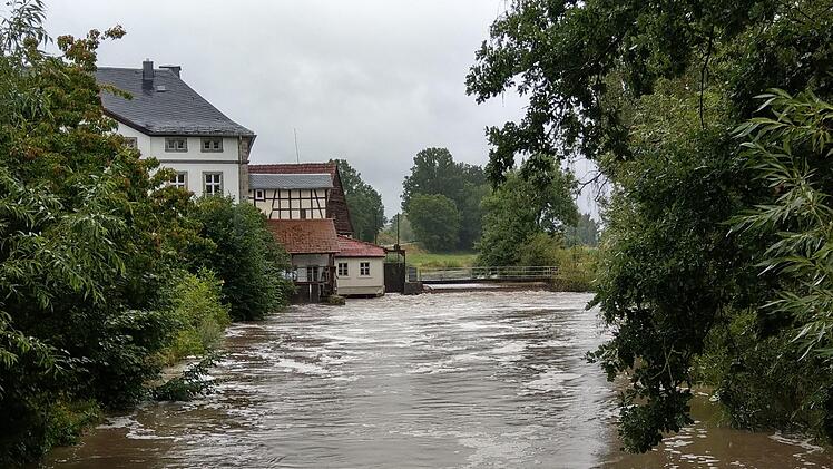 An der Hemmendorfer Mühle stand das Wasser am Mittwoch schon ziemlich hoch. Foto: Simone Bastian
