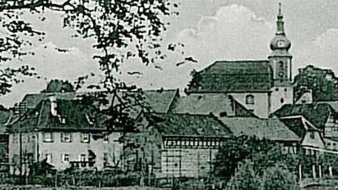 Das Dorf auf einer alten Postkartenansicht