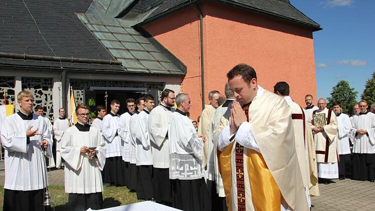 Tobias Fehn betet vor der Kirche. Foto: Veronika Schadeck