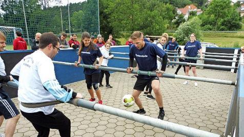 Spannende Spiele gab es in den vergangenen Jahren bei den Menschenkickerturnieren des ATSV Thonberg zu sehen. Foto: Archiv Dieter Wolf