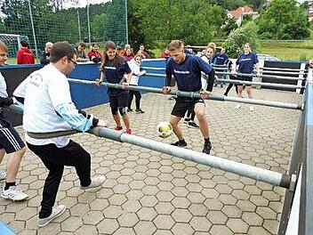 Spannende Spiele gab es in den vergangenen Jahren bei den Menschenkickerturnieren des ATSV Thonberg zu sehen. Foto: Archiv Dieter Wolf
