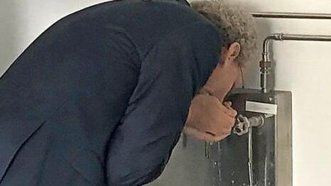 Der Bürgermeister testete das "neue" Wasser und befand es für gut.