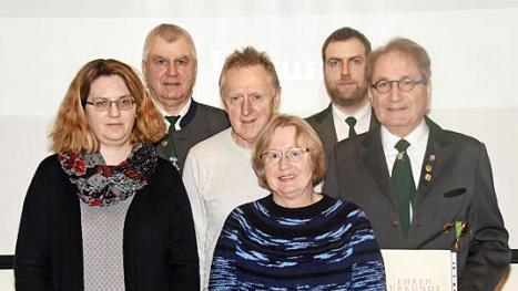 Diese Mitglieder wurden für ihre langjährige Treue zur Schützengesellschaft Rothenkirchen geehrt: von links Claudia Beetz, Wolfgang Bergmann (Zweiter Schützenmeister), Raymund Suffa, Renate Grebner-Beständig, Daniel Bergmann (Erster Schützenmeister), Rainer Beständig. Fotos: K.- H. Hofmann