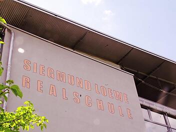 Das Kultusministerium hat die Siegmund-Loewe-Realschule in Kronach zur "Stützpunktschule des Fußballs" ernannt. Damit wurden die an der Schule geschaffenen idealen Voraussetzungen sowie die bei Turnieren errungenen Erfolge in besonderer Form gewürdigt.  Foto: Marco Meißner
