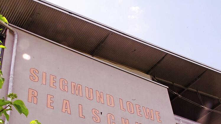 Das Kultusministerium hat die Siegmund-Loewe-Realschule in Kronach zur "Stützpunktschule des Fußballs" ernannt. Damit wurden die an der Schule geschaffenen idealen Voraussetzungen sowie die bei Turnieren errungenen Erfolge in besonderer Form gewürdigt.  Foto: Marco Meißner