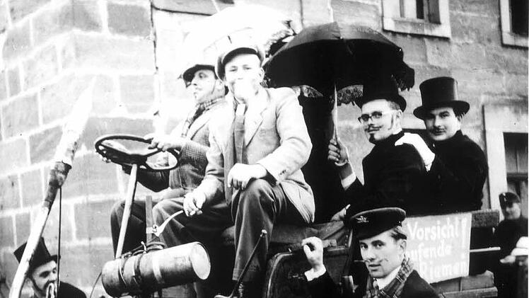 Der Hahnenschlag hatte bis vor wenigen Jahren fest zum Kirchweihbrauchtum in Ermershausen gehört. Diese alte Aufnahme war kurz nach dem Zweiten Weltkrieg entstanden.  Foto: privat/Archiv