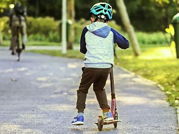 10-J&auml;hriger auf seinem Tretroller
