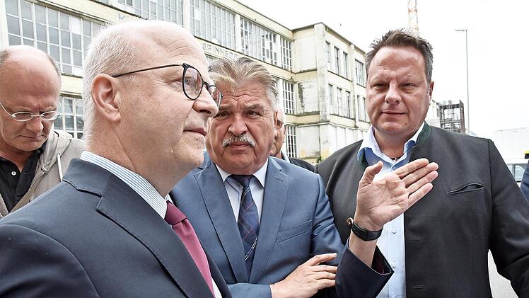 Am Kulmbacher Bahnhof tauschten sich (von links) Staatssekretär Michael Theurer (FDP), Landrat Klaus Peter Söllner (FW) und Oberbürgermeister Ingo Lehmann (SPD) über einen möglichen barrierefreien Umbau aus.
